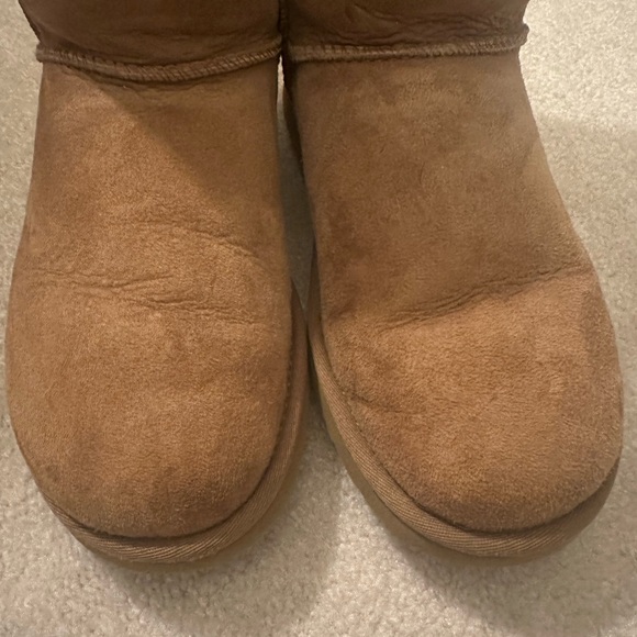 UGG Classic Short Sheepskin Boots in chestnut. Size 7 - Picture 2 of 8